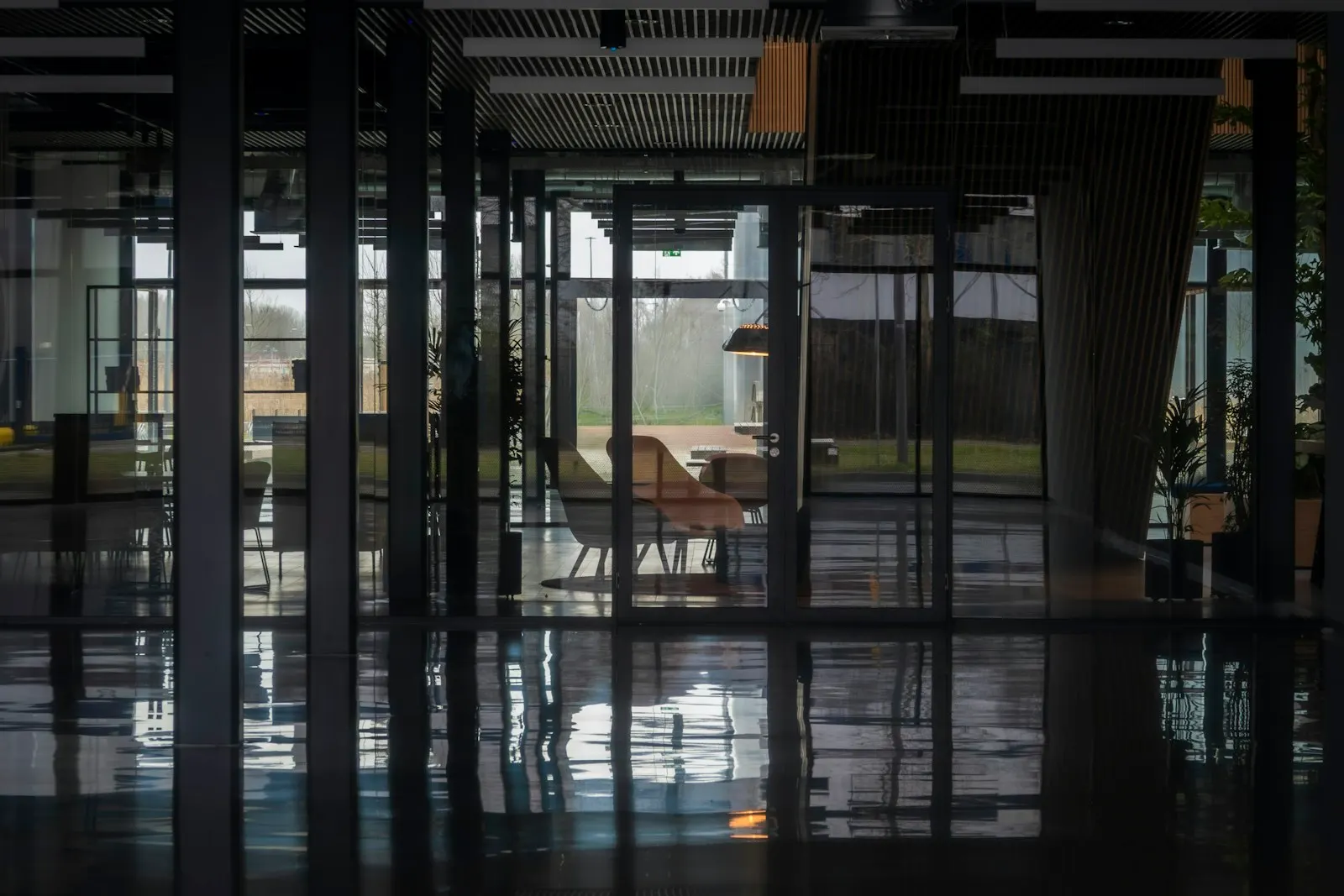 Contemporary office inspiration with glass partitions